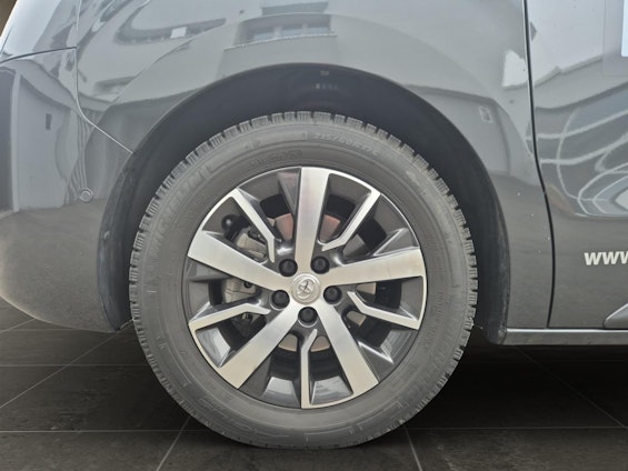 Vehicle image 16 Vehicle image 16