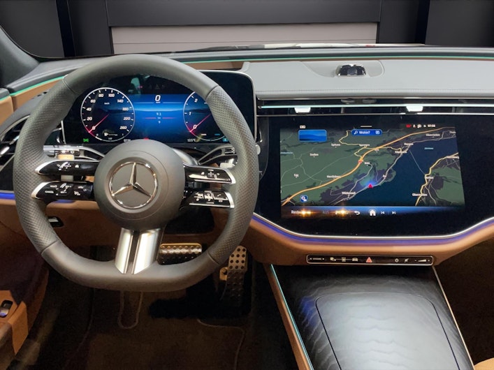 Vehicle image MERCEDES-BENZ E 220