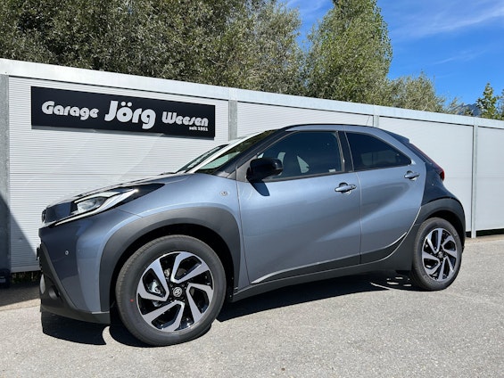 First vehicle image