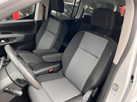 Vehicle image 9 Vehicle image 9