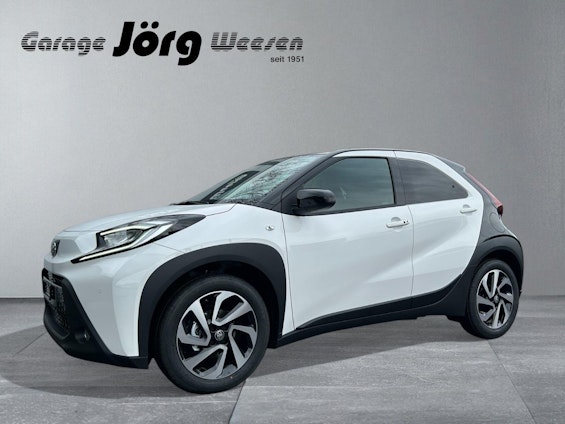 First vehicle image First vehicle image