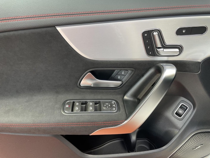 Vehicle image MERCEDES-BENZ CLA 200