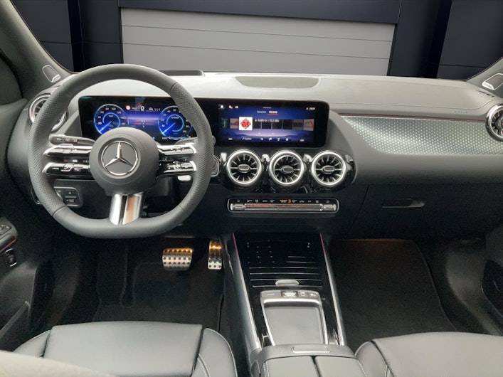 Vehicle image MERCEDES-BENZ EQA 300