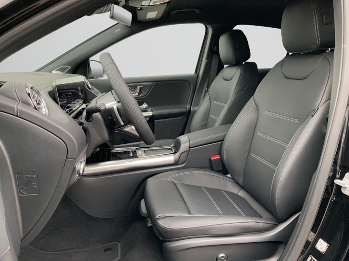 Vehicle image MERCEDES-BENZ EQA 300