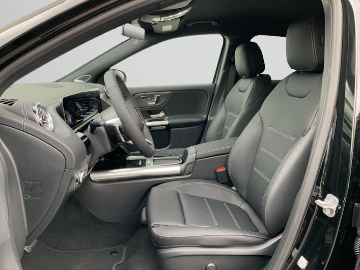 Vehicle image MERCEDES-BENZ EQA 300