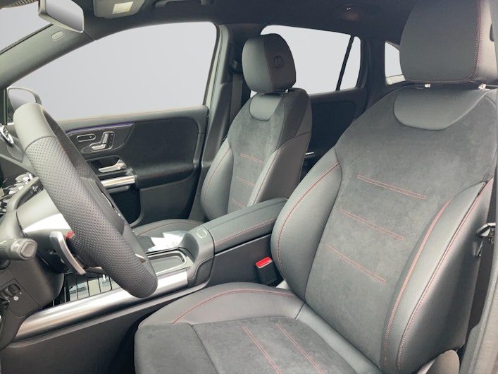 Vehicle image MERCEDES-BENZ GLA 200