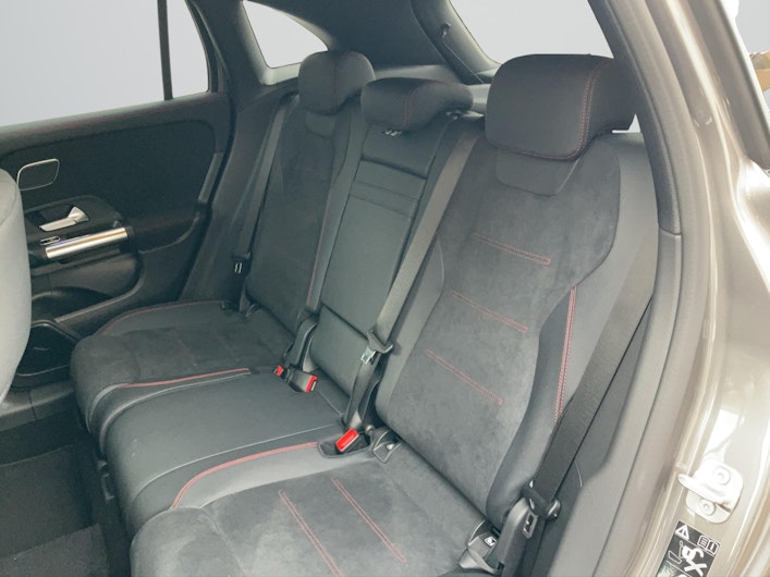 Vehicle image MERCEDES-BENZ GLA 200