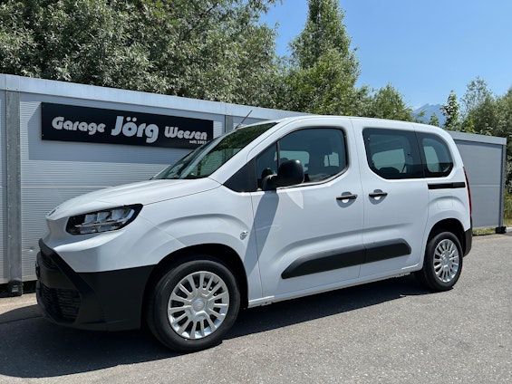 First vehicle image