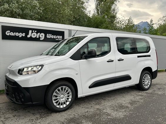 First vehicle image