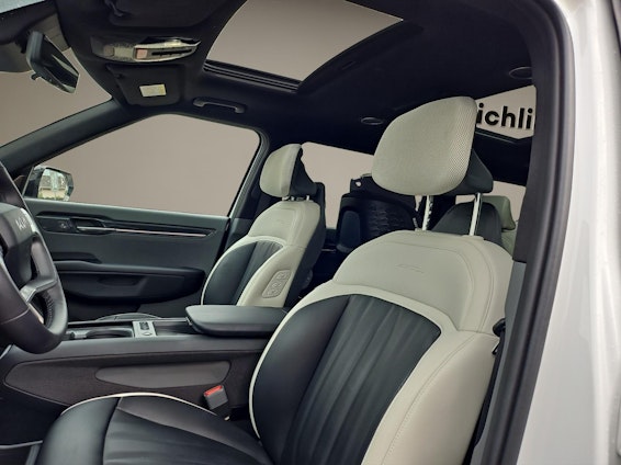 Vehicle image 8 Vehicle image 8