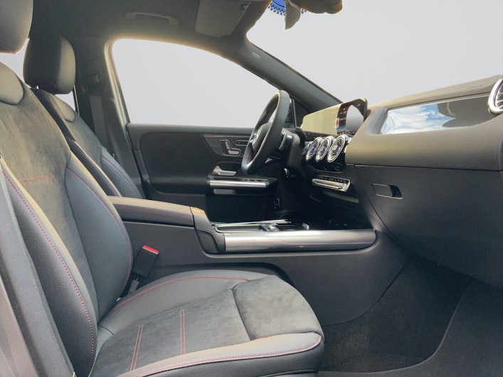 Vehicle image MERCEDES-BENZ GLA 220