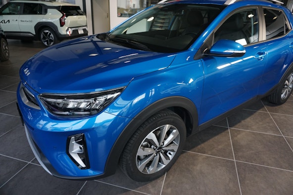 First vehicle image