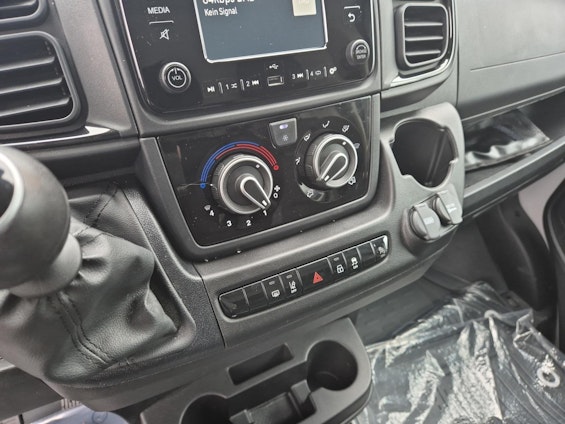 Vehicle image 17 Vehicle image 17