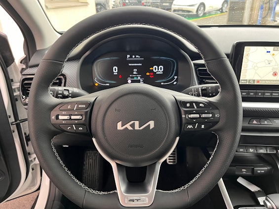 Vehicle image 18 Vehicle image 18