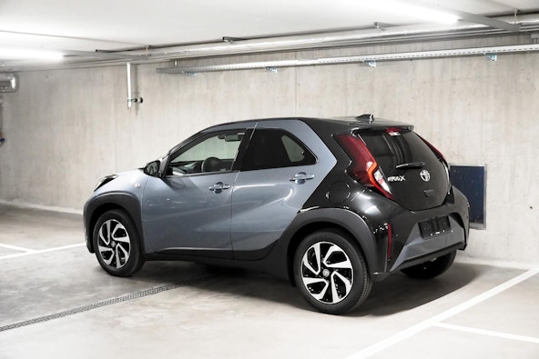 Vehicle image 6