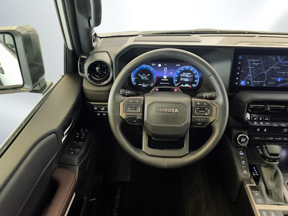 Vehicle image 4 Vehicle image 4