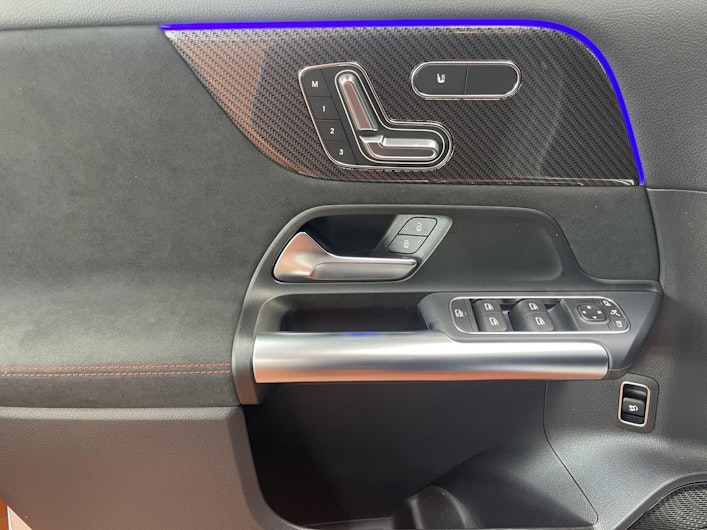 Vehicle image MERCEDES-BENZ GLA 200