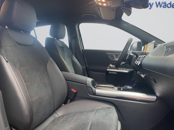 Vehicle image MERCEDES-BENZ GLA 200