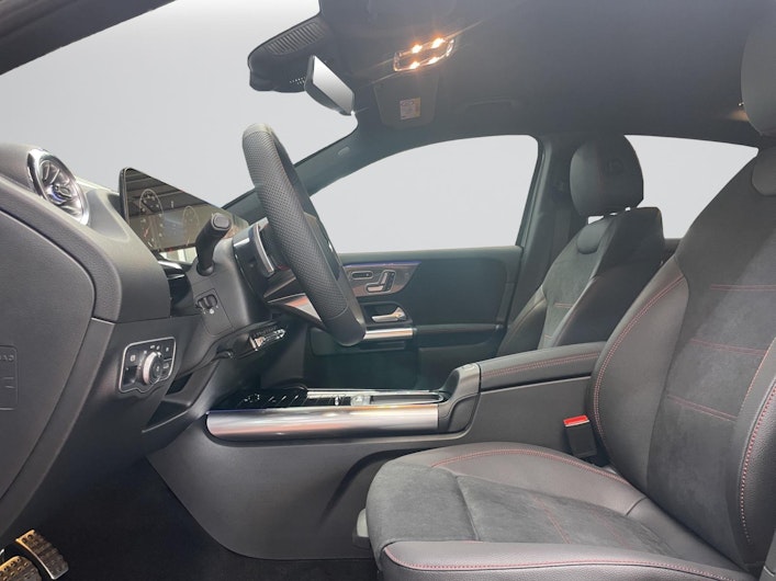 Vehicle image MERCEDES-BENZ GLA 200