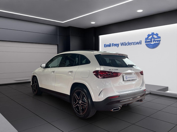 Vehicle image MERCEDES-BENZ GLA 200