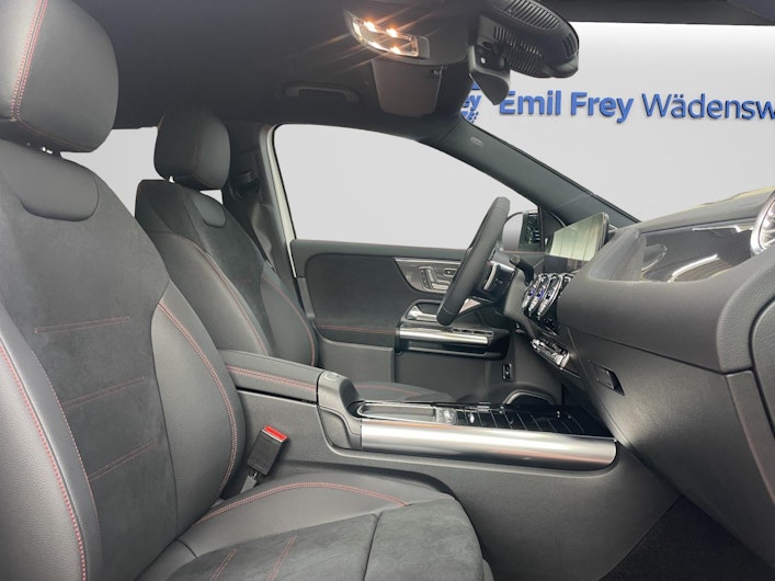 Vehicle image MERCEDES-BENZ GLA 200