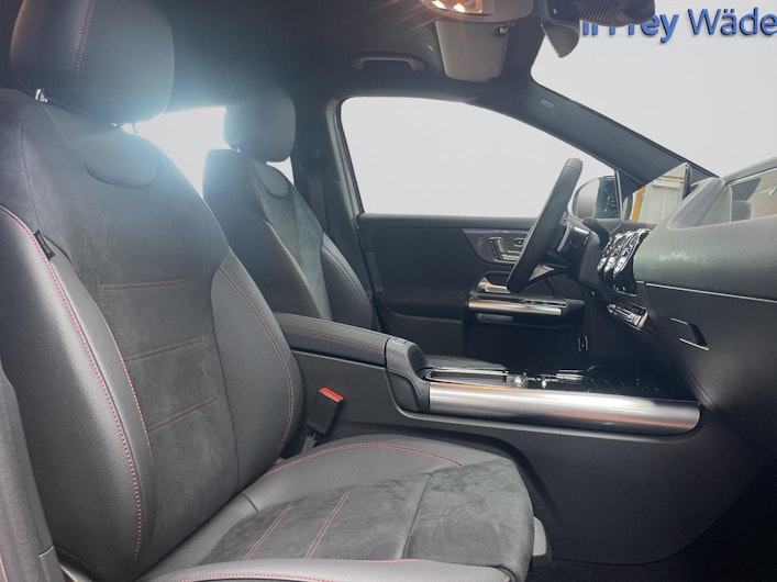 Vehicle image MERCEDES-BENZ GLA 200