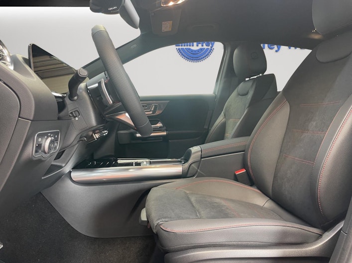 Vehicle image MERCEDES-BENZ GLA 200