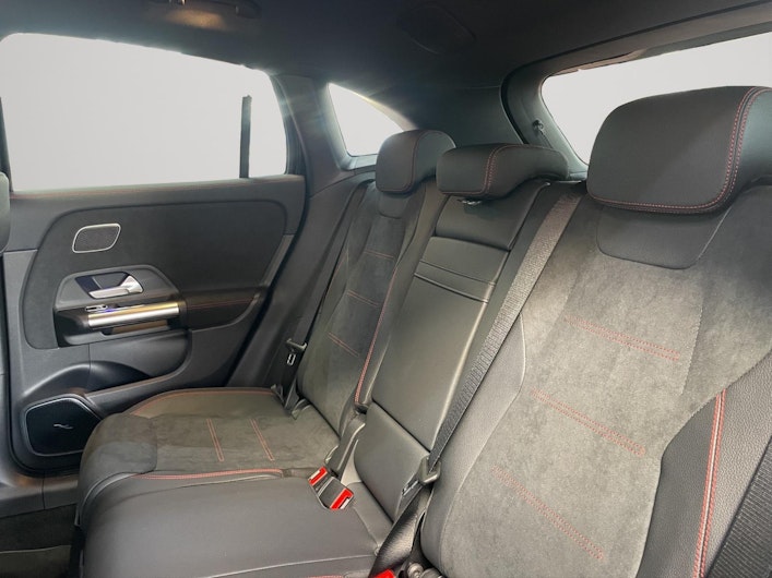 Vehicle image MERCEDES-BENZ GLA 200