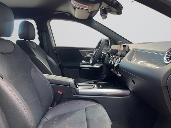 Vehicle image MERCEDES-BENZ GLA 200