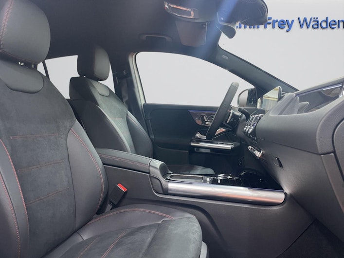 Vehicle image MERCEDES-BENZ GLA 250