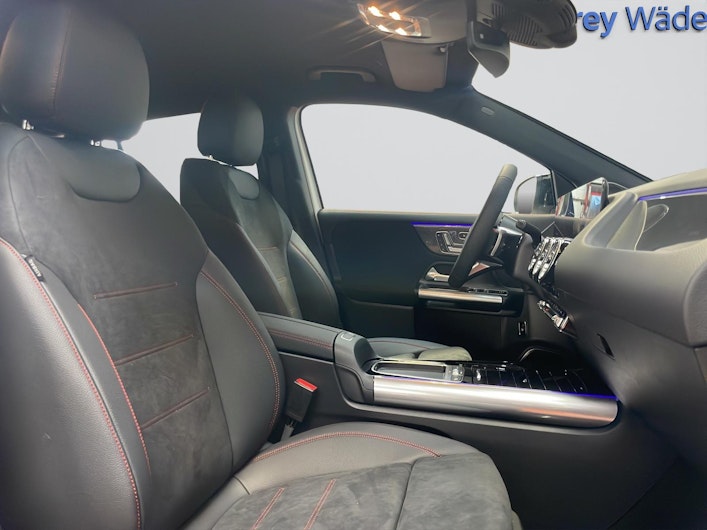 Vehicle image MERCEDES-BENZ GLA 200