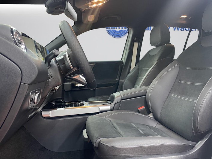 Vehicle image MERCEDES-BENZ GLB 220