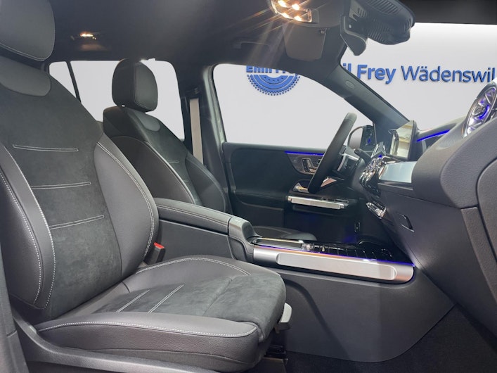 Vehicle image MERCEDES-BENZ GLB 220