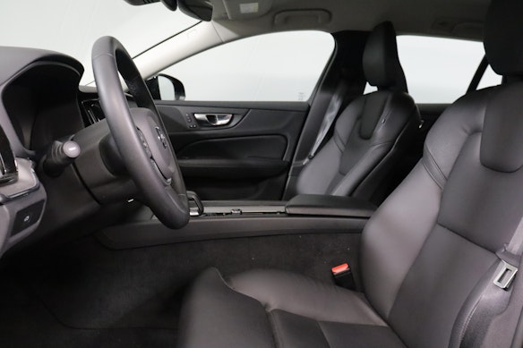 VOLVO V60 2.0 B4 Plus Dark 2