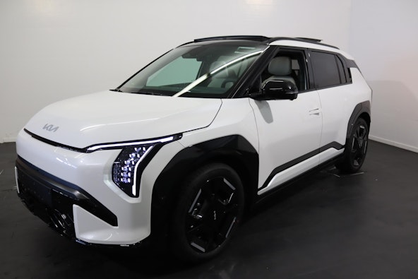 First vehicle image