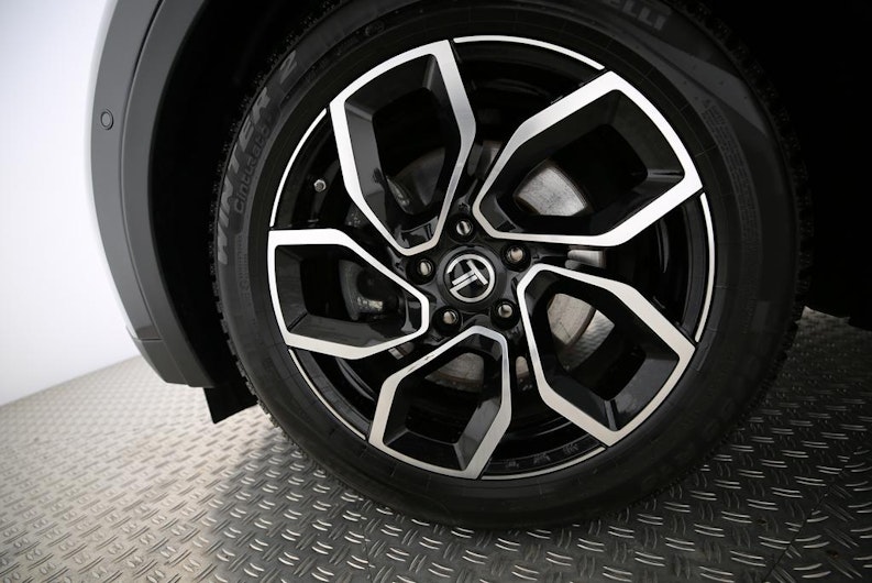 Vehicle image TOYOTA C-HR