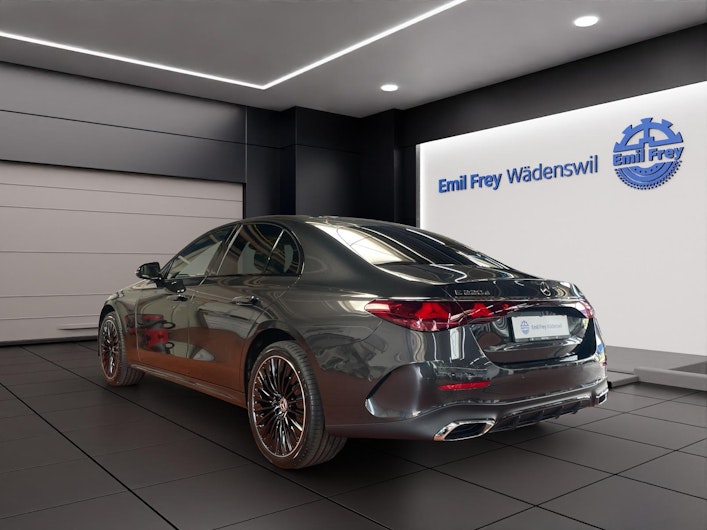 Vehicle image MERCEDES-BENZ E 220