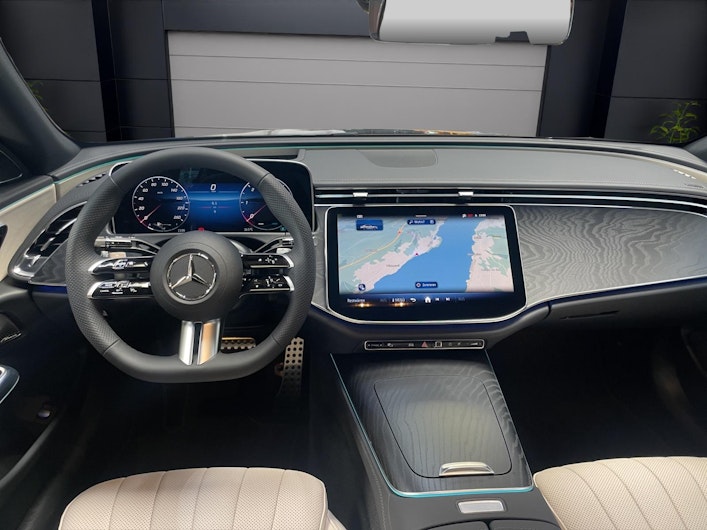 Vehicle image MERCEDES-BENZ E 220