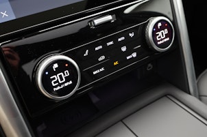 Vehicle image LAND ROVER Discovery 3.0 D I6 350 Dynamic HSE