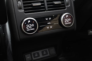 Vehicle image LAND ROVER Discovery 3.0 D I6 350 Dynamic HSE