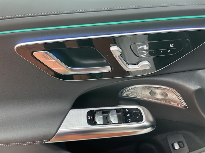 Vehicle image MERCEDES-BENZ E 220