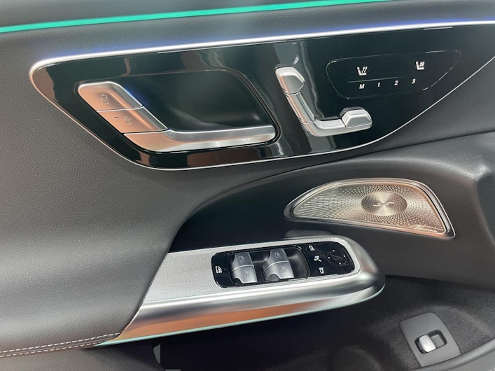 Vehicle image MERCEDES-BENZ E 220