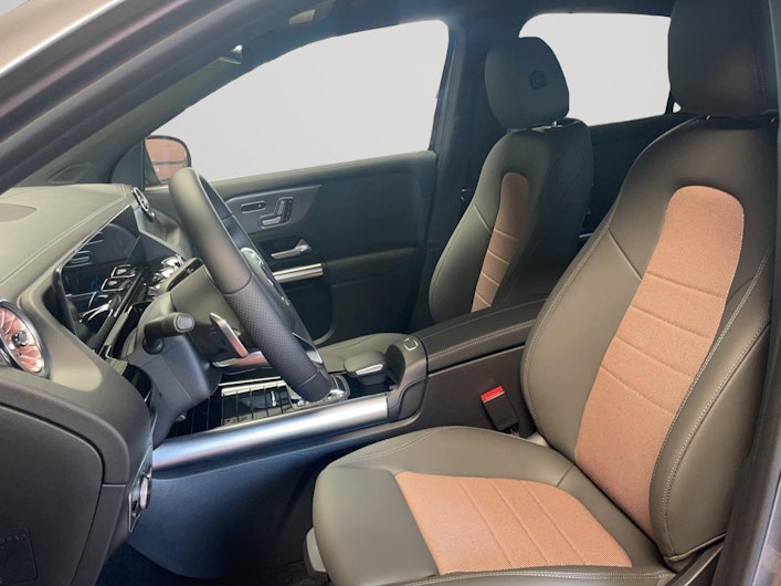 Vehicle image MERCEDES-BENZ EQA 350