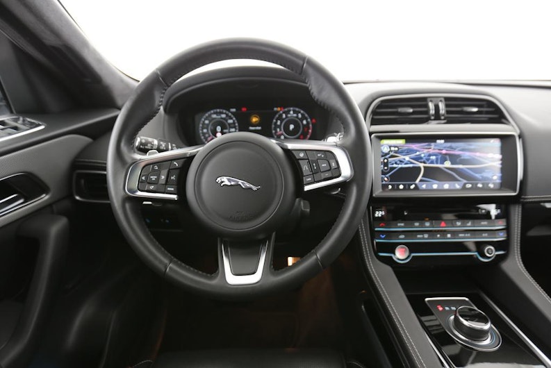 Vehicle image JAGUAR F-PACE