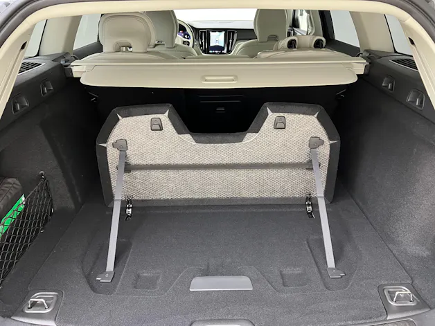 Volvo V60 Cross Country 2.0 B4 Ultimate AWD / ab 3,99% Leasing bei Abschluss einer Protect Autoversicherung