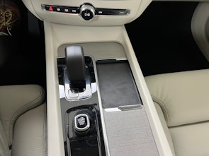 Vehicle image VOLVO V60 Cross Country 2.0 B4 Ultimate AWD / ab 3,99% Leasing bei Abschluss einer Protect Autoversicherung