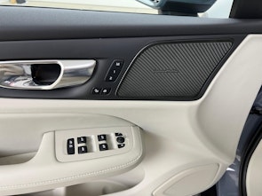 Vehicle image VOLVO V60 Cross Country 2.0 B4 Ultimate AWD / ab 3,99% Leasing bei Abschluss einer Protect Autoversicherung