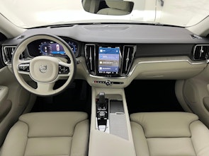 Vehicle image VOLVO V60 Cross Country 2.0 B4 Ultimate AWD / ab 3,99% Leasing bei Abschluss einer Protect Autoversicherung