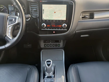 MITSUBISHI OUTLANDER 9