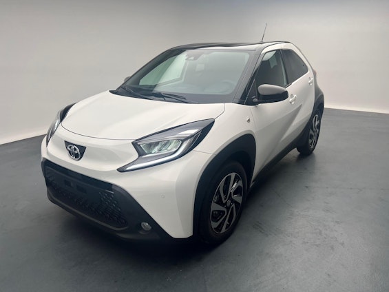 First vehicle image